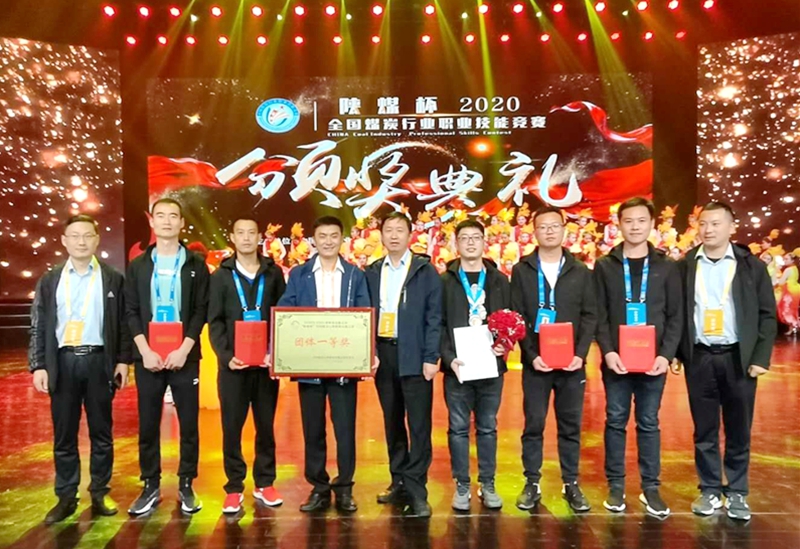 頒獎(jiǎng)后合影.jpg 頒獎(jiǎng)后合影.jpg