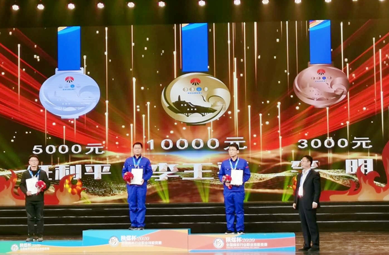 李明領(lǐng)獎(jiǎng).jpg 李明領(lǐng)獎(jiǎng).jpg